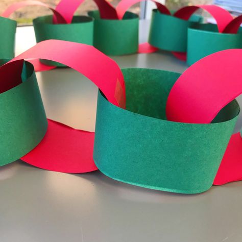 How to make paper chains, retro homemade Christmas decorations, kids Christmas crafts Paper Chain Decorations, Christmas Paper Chain, Chain Decorations, Christmas Paper Chains, Diy Decoration Ideas, Festive Party Decorations, Paper Chain, Paper Christmas Decorations, Homemade Christmas Decorations