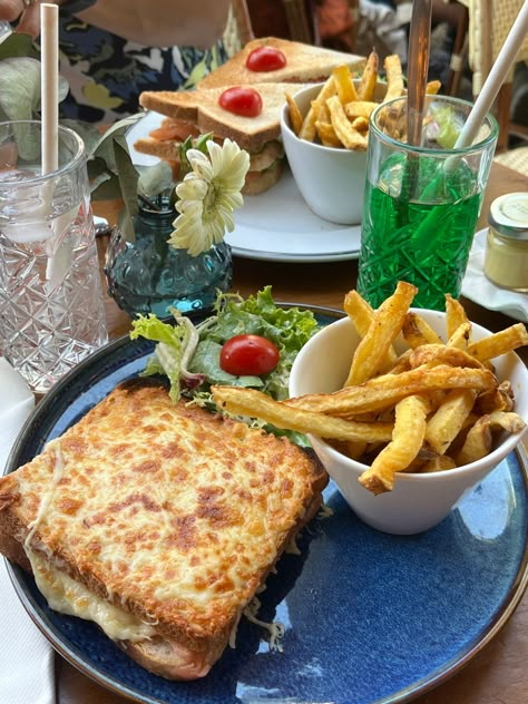 Food In France Aesthetic, Lunch In London Aesthetic, Paris Lunch Aesthetic, Lunch Out Aesthetic, Cafe Lunch Aesthetic, Food In Paris Aesthetic, Restaurant Lunch Aesthetic, Lunch Restaurant Food, French Restaurant Aesthetic Food