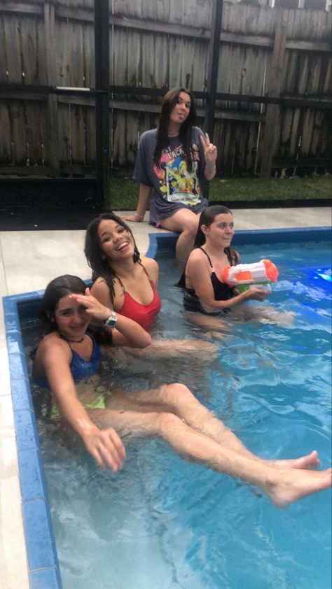 Friends Pool Party, Sleepover 2 People, Sleepover All Nighter, Night Pool Party, Simple Pool, Best Friend Quiz, Friend Quiz, Pool Party Outfits, Sleepover Games