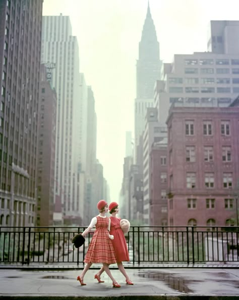 36 Vintage Photos of New York City, From Coney Island to Times Square | Condé Nast Traveler Kota New York, 50s Aesthetic, New York Aesthetic, Vintage New York, Nova York, Colour Photograph, Look Vintage, Retro Aesthetic, Vintage Aesthetic