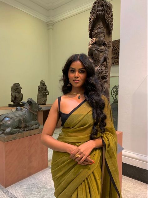 saree dates in ldn🤎✨ Saree For Petite Women, Saree For Teachers Day For Students, Desi Saree Look, Casual Saree Look, Saree Look Traditional, Saree Traditional Look, Aesthetic Saree Look, Simple Saree Look, Indian Saree Look