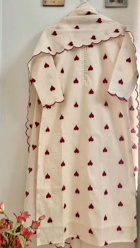 Kurta Daman Designs Women, Kameez Designs With Laces, Kameez Ideas, Lace Kurta, Cotton Suit Designs, Daily Dresses, Embroidery Kurti, Simple Dress Casual, Off White Dress