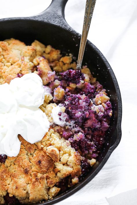 Vegan Keto Blackberry Cobbler Keto Crumble, Vegan Blackberry Cobbler, Berry Recipes, Blackberry Recipes, Blackberry Cobbler, Low Carb Cake, Dairy Free Ice Cream, Berries Recipes, Recipes Simple