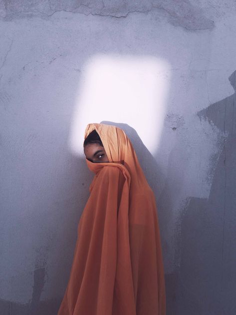 Though the lens of Photographer Ismail Zaïdy – Fubiz Media  Ismail Zaïdy, or l4artiste on Instagram, is a young Moroccan artist who transports us into an arial universe through unique photographic compositions. The photographer uses shapes and colors with precision to create clean and soothing images. He tells us more about his creative process… Soothing Images, Moroccan Women, Arab Women, Jolie Photo, Beautiful Photography, Muslim Fashion, Photography Inspiration, Portrait Photography, Art Photography