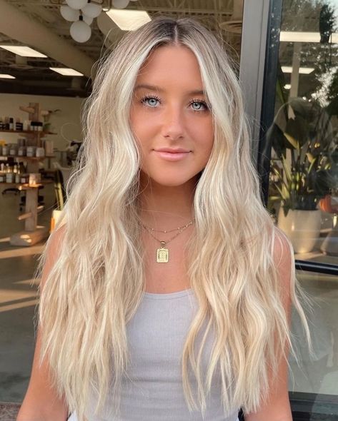 Blonde Hair Color Ideas One Color, Cute Blonde Hair Highlights, Blonde Hair With Dark Roots And Money Pieces, Icy Honey Blonde Hair, Beautiful Blonde Hairstyles, Blonde Smudged Root, Platinum Beach Blonde Hair, Beach Blonde Hair Highlights, Blonde Hair Color Ideas Medium Length 2023