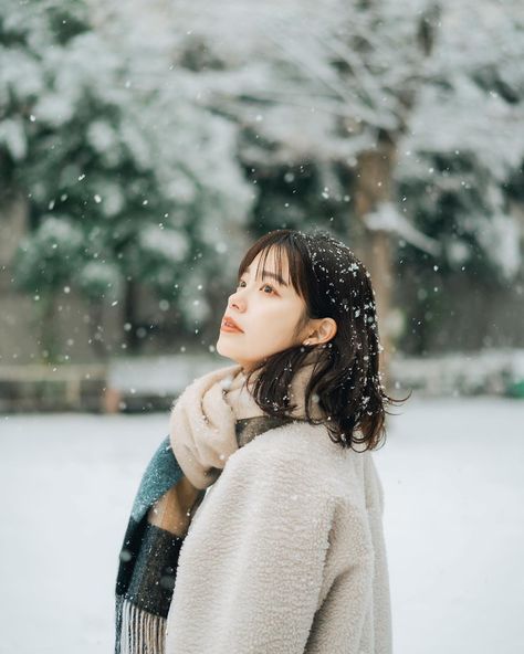 Winter Portrait Photography Snow, Winter Aesthetic Photoshoot, Snow Portrait Photography, Winter Portraits Photography, Winter Senior Pictures, Christmas Fashion Photography, Female Portrait Poses, Korean Photoshoot, Snow Photoshoot