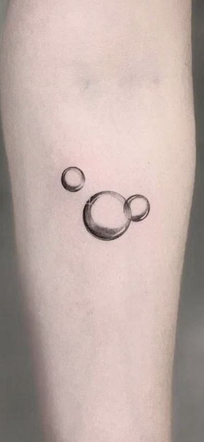 Black And White Bubble Tattoo, Bubble Tattoo Ideas Black, Bubble Tattoo Ideas, Nicole Tattoo, Bubble Tattoo, Hai Tattoo, Underwater Tattoo, Gear Tattoo, Card Tattoo Designs