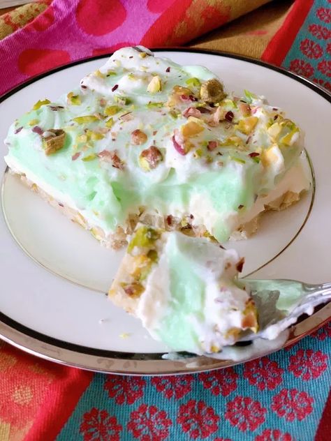 Pistachio Bars With Cream Cheese, Pistachio Squares Recipe, Pistachio Blondies Recipe 12 Tomatoes, Pistachio Squares, Pistachio Paste Desserts, Pistachio Patisserie, Nut Dessert, Pistachio Dessert, Pistachios Nuts