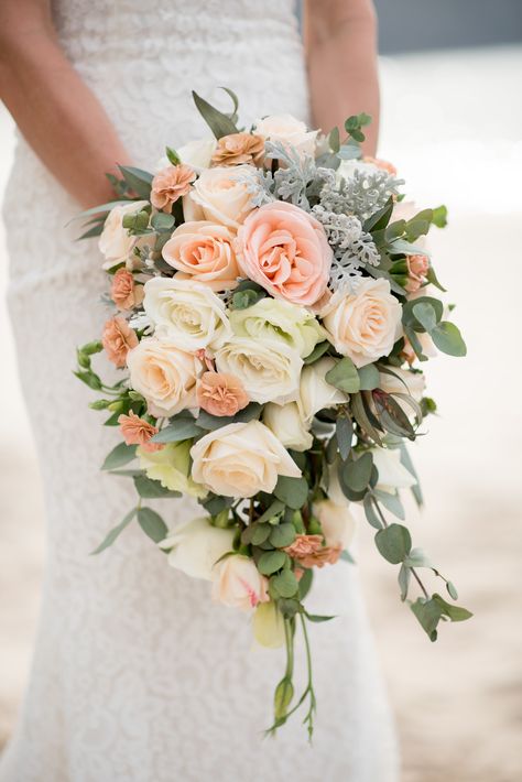 Peach Wedding Flowers Bouquet, Color Durazno, Simple Wedding Bouquets, Color Melon, Peach Wedding Flowers, Orange Wedding Flowers, Wedding Flower Packages, Peach Wedding, Wedding Wishes