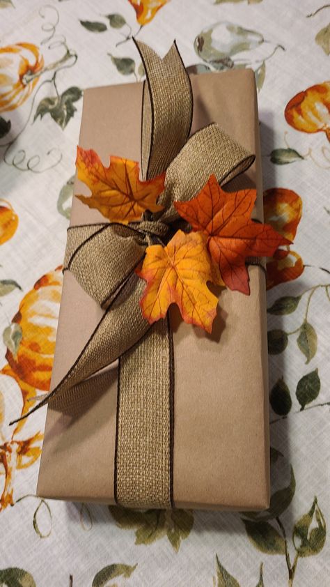 Autumn Gift Wrapping, Christmas Gift Wrapping Diy, Gift Basket Ideas Christmas, Gift Wrapping Station, Wrapping Station, Baskets Gifts, Paper Christmas Ornaments, Creative Gift Wraps, Christmas Gift Basket Ideas