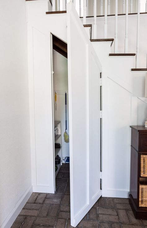 How to create a hidden closet under a staircase. Under a staircase ideas. Dold Dörr, Door Under Stairs, Hidden Door Ideas, Closet Door Storage, Hidden Doors In Walls, Closet Under Stairs, Stair Shelves, تحت الدرج, Under Stair Storage