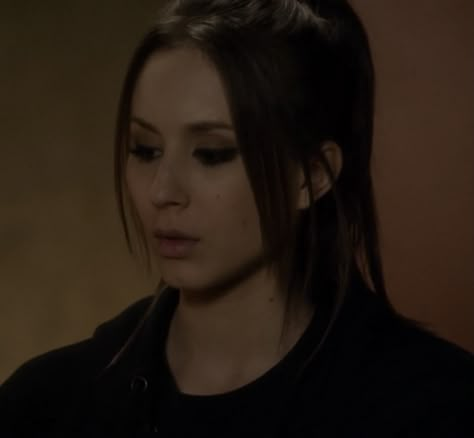 Spencer Hastings Hairstyle, Spencer Hastings Makeup, Spencer Hastings Hair, Pretty Little Liars Hairstyles, Aria Makeup Pretty Little Liars, Ezria Pll Aesthetic, Pll Original Sins, Spencer Pll, Pll Aesthetic Hanna