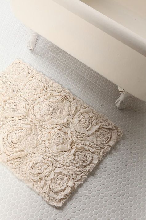 DIY rug--love this for a shabby chic bath.                                                                                                                                                                                 More Diy Bathroom Rugs, Clothes Recycling, Baños Shabby Chic, Homemade Rugs, Diy Rugs, Floor Cloths, Rug Tutorial, 1st Apartment, Rug Ideas