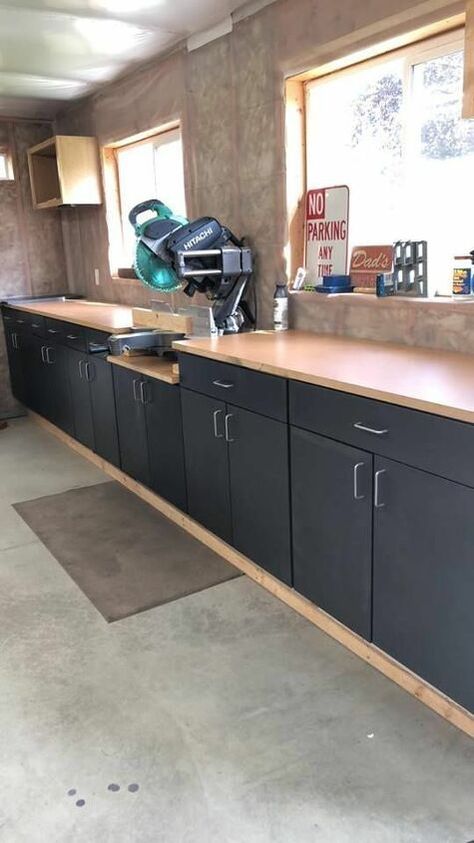 Garage Work Station Ideas, Garage Upper Cabinets Diy, Shop Work Bench Ideas, Garage Work Bench Ideas, Woodshop Cabinets, Workshop Organisation, Miter Station, Officine In Garage, Garage Woodshop