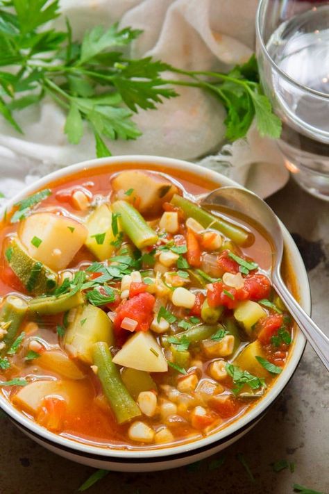 Summer Soup Vegetarian, Summer Soup Recipes Healthy, Summer Vegetable Soup, Summer Soup Recipes, Garden Vegetable Soup, Green Beans Soup, Soup Ideas, Veg Soup, Zucchini Soup