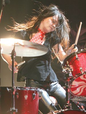 Drums Girl, Female Drummer, Meg White, Alt Girls, Female Musicians, The White Stripes, Women In Music, Judas Priest, Jack White