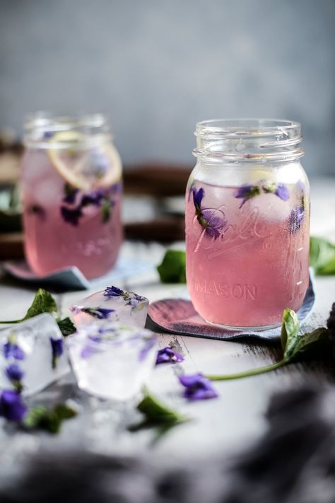 Violet Lemonade, Violet Syrup, Violet Recipes, Edible Flowers Cake, Wild Violets, Edible Flowers Recipes, Best Lemonade, Lemon Poppyseed Cake, Homemade Soda