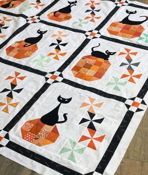 Mod Halloween Quilt Pumpkin Quilt, Quilt Runners, Patterns Halloween, Cat Quilts, Halloween Quilt Patterns, Quilted Pillows, Charm Pack Quilt Patterns, Fall Quilt Patterns, Charm Pack Quilt