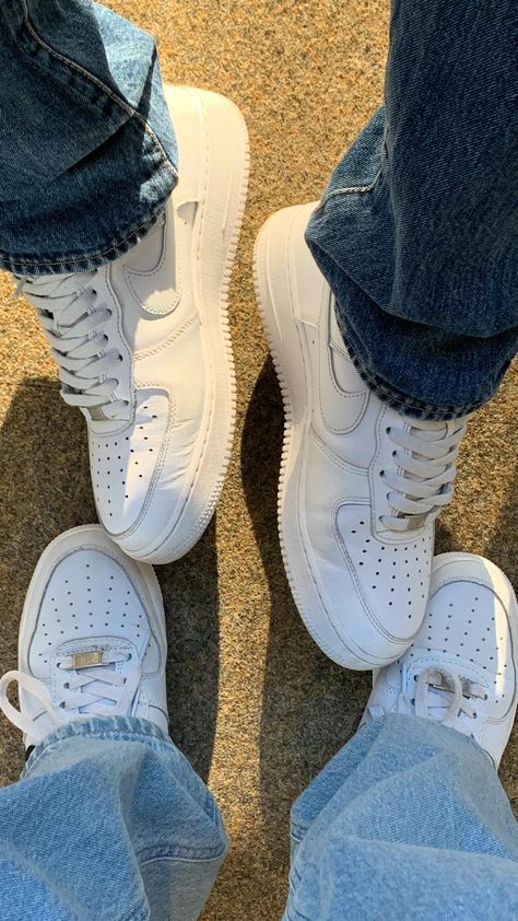 Matching Couple Shoes Nike, Matching Nike Shoes For Couples, Matching Sneakers Couples, Couple Shoes Pictures, Girlfriend And Boyfriend Goals Pictures, Matching Couple Shoes, Matching Shoes For Couples, Couple Shoes Matching, Streetwear Outfit Men