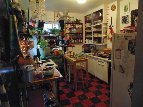 Cluttercore Kitchen, Alt Kitchen Ideas, Cluttered Kitchen, Alt Kitchen, Grunge Kitchen Aesthetic, Cluttered Kitchen Aesthetic, Grunge Kitchen, Artsy Kitchen, Y2k Kitchen