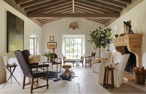 Take a Peek Inside Designer Richard Hallberg's New Book – Frederic Magazine Richard Hallberg Interiors, Frederic Magazine, Adam Architecture, Serene Interior, Massachusetts Houses, Beach Home Interiors, Mismatched Dining Chairs, Chic Shack, Modern Estate