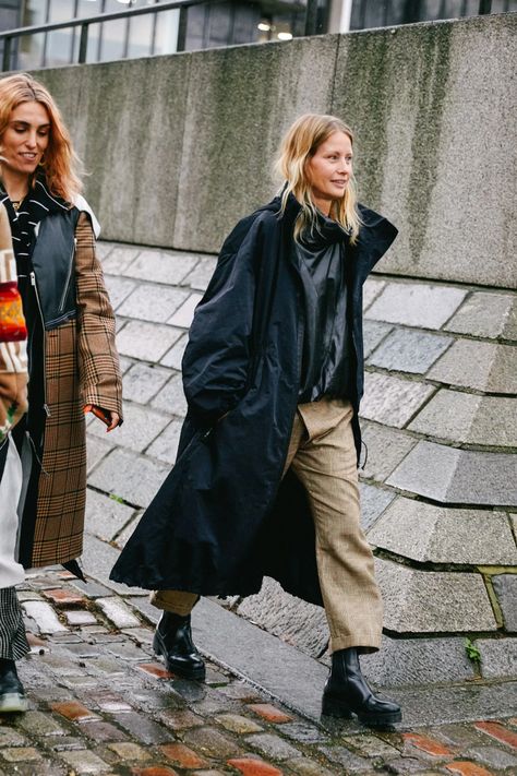 Street style: Our favorite looks from London Fashion Week Fall/Winter 2020-2021 - Page 2 | Vogue | Vogue Paris Grunge Chic, Look Grunge, La Fashion Week, London Street Style, Street Outfit, Mode Inspo, Cool Street Fashion, Vogue Fashion, Fashion Week Street Style