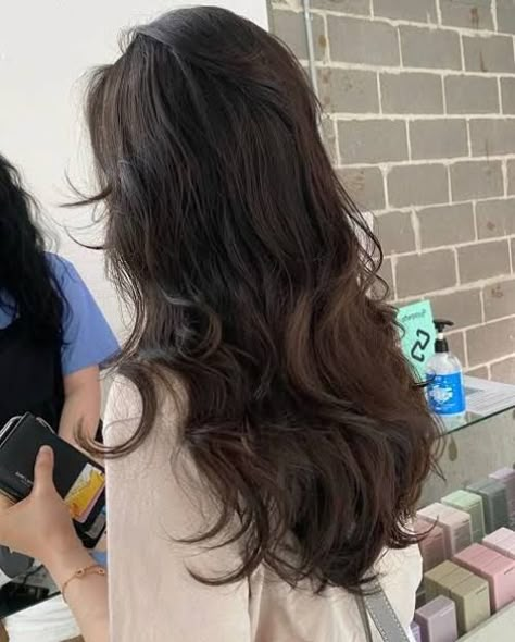 Korean perm: Your complete guide to this trendy K-style hair Korean Wavy Hair, Wavy Hair Perm, Perm Ideas, Korean Perm, Wavy Perm, Korean Long Hair, Long Hair Perm, Digital Perm, Wave Perm