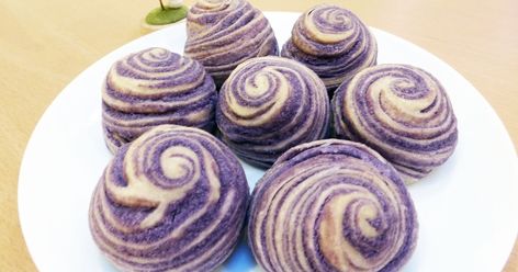 Also known as 'spiral mooncakes' and 'thousand layer mooncakes', these are quite different from the Cantonese-style moulded ones. The centre... Taro Pie Recipe, Taro Recipes, Chinese Moon Cake, Mooncake Recipe, Taro Root, Cake Festival, Purple Food Coloring, Mooncake Festival, Purple Food