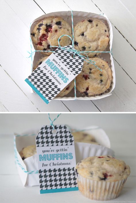 great #Christmas #gift idea for #neighbors + #teachers - muffins in a basket made from a paper plate with free #printable tag that says "you're gettin' muffins for Christmas" #easy #cheap Paper Plate Basket, Cookie Baskets, Cookie Gift Baskets, Treat Basket, Diy Cookie, Easy Treats, Cookie Gifts, Neighbor Gifts, Homemade Cookies