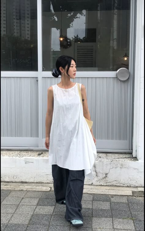 Minimalist Outfit Japanese, Vietnamese Fashion Modern, Japanese Fashion Women Street, Modern Japanese Outfit, Normcore Fashion Summer, Japanese Women Style, Japanese Summer Street Style, Japanese Street Wear Women, Japanese Fashion 2024