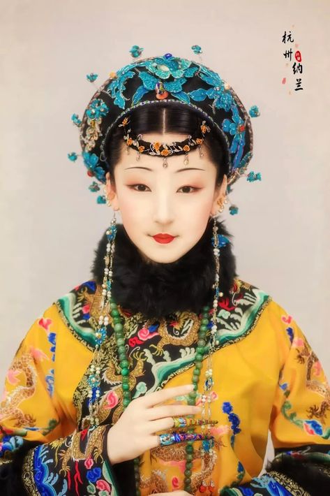 Modern rendition of a Qing dynasty princess. Formal wear. 大清公主 Qing Dynasty Makeup, Qing Dynasty Hairstyles, Qing Dynasty Hair, Turandot Opera, Chinese Hairstyles, Chinese Robes, Qing Dynasty Fashion, Dynasty Fashion, Qing Dynasty Clothing