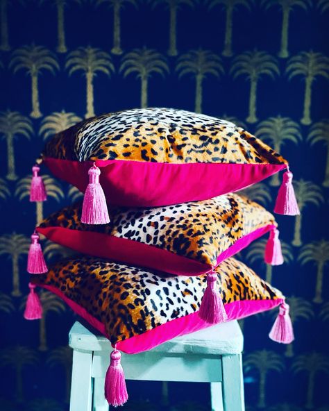 Luxurious Handmade Rock and Roll Hot Pink and Leopard Print - Etsy Cozy Eclectic Living Room Boho, Hot Pink Boho Bedroom, Hot Pink Living Room, Maximalist Bedding, Retro Glam Decor, Luxury Apartment Aesthetic, Leopard Print Furniture, Leopard Bedroom Decor, Maximalist Furniture