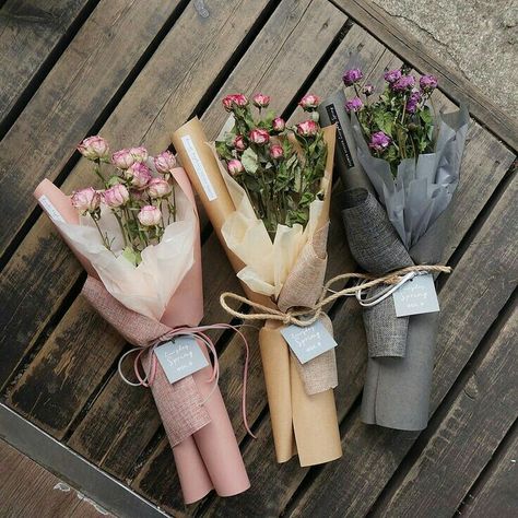 Single Flower Bouquet, Wrap Flowers, Flower Bouquet Diy, How To Wrap, Boquette Flowers, Hand Bouquet, Flowers Bouquet Gift, Bouquet Wrap, How To Wrap Flowers