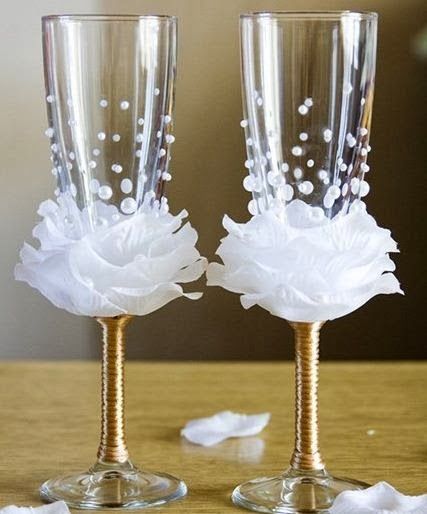 Cómo decorar unas copas para boda DIY Rose Wine Glass, Wine Glass Decor, Boda Diy, Silk Rose Petals, Wedding Wine Glasses, Diy Wine Glasses, Wedding Champagne Glasses, Decorated Wine Glasses, Diy Flores