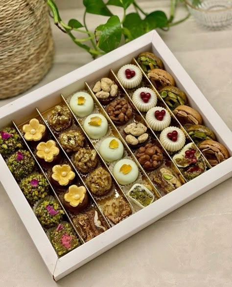 Gift Tray Ideas, Sweets Packaging Ideas, Indian Sweets Box, Ramadan Basket, Diwali Boxes, Eid Biscuits, Indian Wedding Food, Eid Cakes, Diwali Gift Items