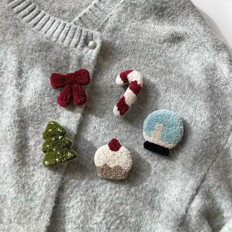 Instagram Niddle Punch, Punch Needle Christmas, Christmas Punch Needle, Rug Business, Punch Needle Design, Needle Cushion, Punch Needle Rug, Crochet Bows, Punch Needle Patterns