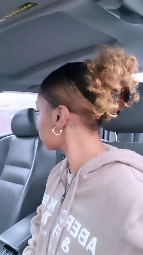 claw clip , blonde hair, butterfly tattoo, beige sweater, black girl, black hairstyle’s Slick Back Claw Clip Hairstyle Curly, Claw Clip Wig Hairstyles, Dyed Hair Hairstyles, Curly Slick Hairstyles, Curly Claw Clip Hairstyles, Claw Clip Curly Hair, Claw Clip Hairstyles Curly Hair, Claw Clip Styles, Curly Claw Clip