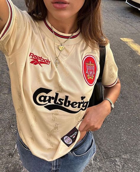 Streetwear Fashion Outfits, Football Jersey Outfit, Retro Football Shirts, Daily Outfit Inspiration, Future Clothes, Jersey Outfit, Streetwear Fashion Women, Soccer Shirts, Kendall Jenner Style