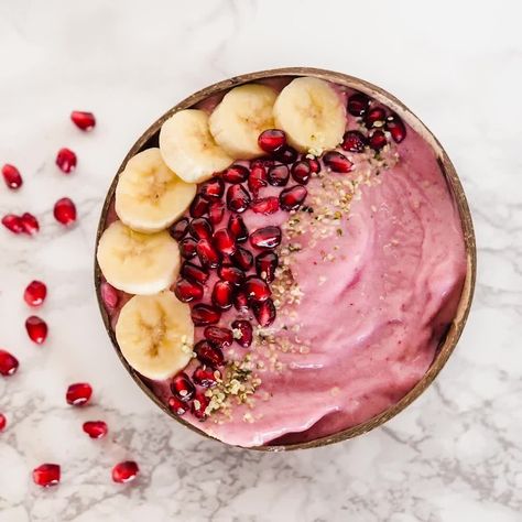 SkinnyFit on Instagram: “💖This is the pink smoothie bowl of your dreams 😍🍓 Double-tap if you agree! Can you believe there are 36 superfoods in this bowl? 😱 ▪️2 cups…” Pink Smoothie Bowl, Superfood Smoothie Bowl, Pink Smoothie, Smoothie Mix, Superfood Smoothie, Superfood Powder, Smoothie Bowl Recipe, Coconut Yogurt, Bowl Recipe