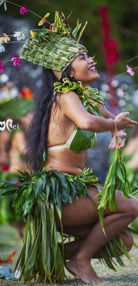 Samoan Dance, Polynesian Women, Polynesian Dance, Jungle Queen, Pretty Nose, Jungle Life, Unique People, Hawaiian Art, Summer Paradise