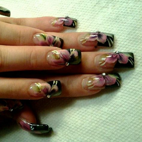 Really hate to see this type of "nails art" they look dirty and very cheap ! Ghetto! 90s Flower Nail Art, Flower Nail Designs Acrylic, Flower Design Nails, Really Cute Nails, Design Nails, Bling Acrylic Nails, Minimalist Nails, Dream Nails, Fire Nails