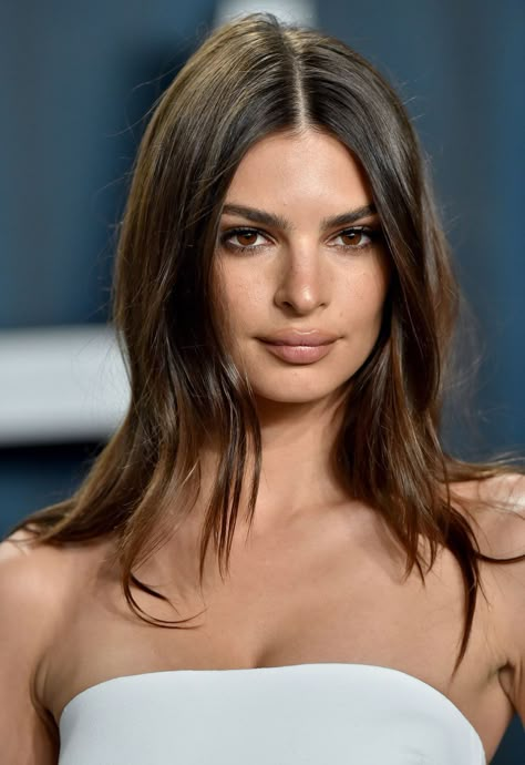 Emily Ratajkowski has gone blonde and of course she looks incredible- CosmopolitanUK Spring Makeup Trends, Emily Ratajkowski Style, Brown Hair Shades, Diy Hair Color, Brunette Models, Simple Makeup Looks, Irina Shayk, Emily Ratajkowski, Brown Hair Colors