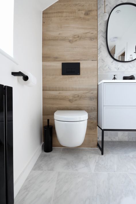 Minimalist Modern Marble and Wood small ensuite Bathroom with Black Accents Bathroom With Black Accents, Small Ensuite Bathroom, Modern Marble Bathroom, Small Ensuite, Interior Simple, Bathroom Black, Modern Marble, Interior Minimalista, Ensuite Bathrooms