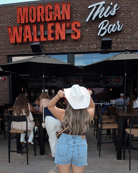 I found myself in this bar. 🖤 🎶 . . . #nashvilletn #nashvilletennessee #thisbar #morganwallen #nashvillegram #nashville_tn #wheninnashville #travelnashville Nashville Tennessee Pictures, Nashville Picture Ideas, Natalie Ann, Nashville Restaurants, Nashville Trip, Nashville Tn, Nashville Outfits, Nashville Tennessee, Best Friend Photos