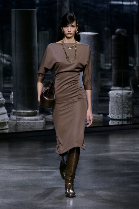 Fendi Runway, 90s Runway Fashion, Runway Inspiration, 90s Runway, Milano Fashion Week, Christy Turlington, Date Night Outfits, Fashion Show Collection, Fall 2022