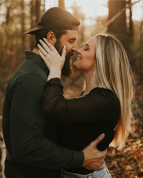 Fall Married Couple Pictures, Couple One Year Anniversary Pictures, One Year Married Photoshoot, Husband And Wife Fall Photoshoot, Thanksgiving Pictures Couples, Rustic Engagement Photos Ideas, Couples Photoshoot Black Outfits, Husband And Wife Photo Poses, Outdoor Couples Photos