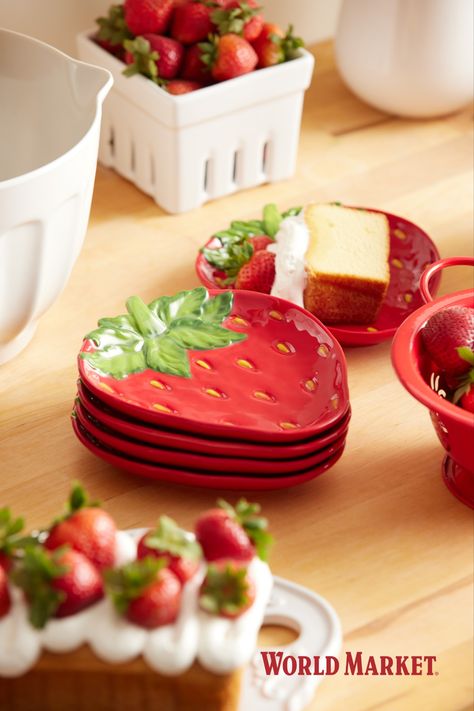 Painted Strawberry, Strawberry Dishes, Appetizer Salad, Snacks And Desserts, Strawberry Kitchen, Small Dishes, Appetizer Plate, Salad Dessert, Pottery Crafts