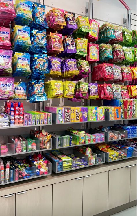 Home Candy Store Ideas, Candy Store Display Ideas, Candy Store Ideas, Candy Shop Ideas Design, Candy Display Ideas, Candy Storage Ideas, Japanese Candy Shop, Botique Interiors Ideas, Candy Closet