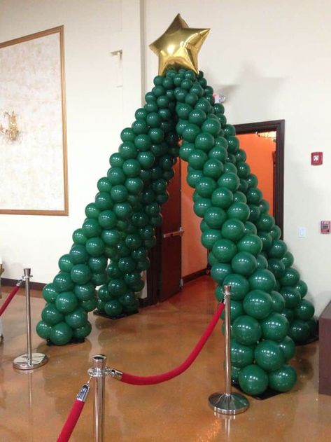 Tree Entrance, Balloon Tree, Christmas Balloon Decorations, Holiday Balloons, Deco Ballon, Balloon Crafts, Diy Balloon Decorations, Christmas Balloons, Christmas Parade