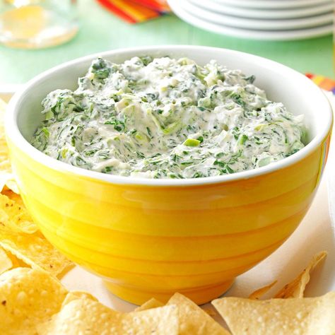 Jalapeno Spinach Dip Hot Spinach Dip, Spinach Dip Recipe, Jalapeno Recipes, Favorite Dips, Best Slow Cooker, Spinach Dip, Yummy Dips, Feeding A Crowd, Food For A Crowd